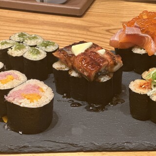 多彩な創作寿司「あて巻き」シャリはこだわりの熟成赤酢を使用！