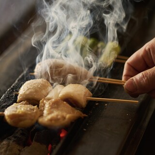 和食で培った炭火の技が冴える、品格に満ちた焼き鳥