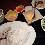 Asiantabele WAKA-DORI - 同僚はプラスでデザート（マンゴープリン）を付けました。